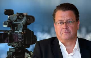 Rundfunkbeitrag aussetzen – auf teure Produktionen verzichten!